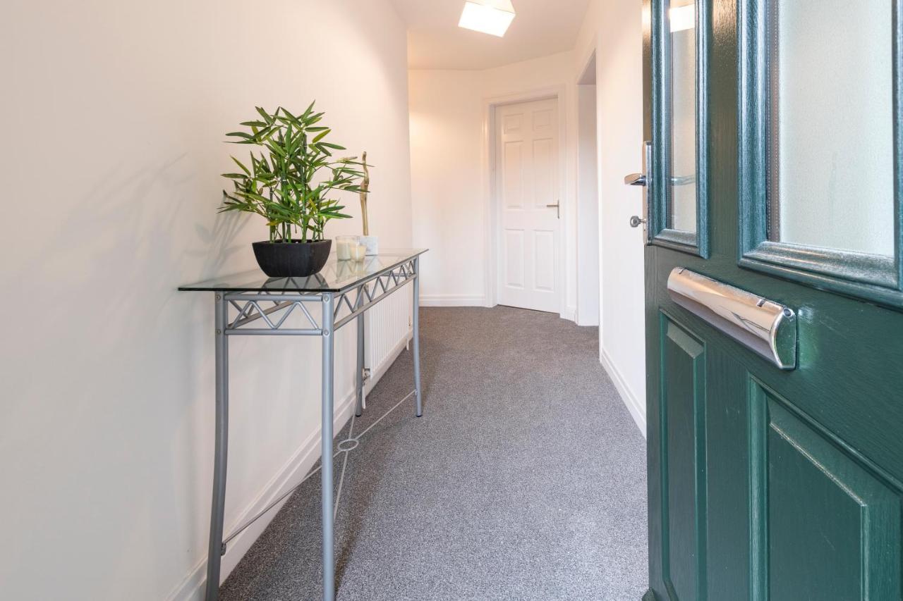 Large 2-Bedroom Bungalow Near Airedale Hospital, Keighley, Convenient Location With Parking Steeton Екстер'єр фото